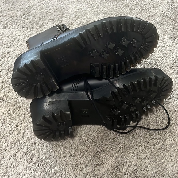 Dr. Marten Leona Boots - Picture 4 of 4